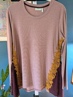 Logo by Lori Goldstein, soft pink with lace and burgundy detail medium brand new